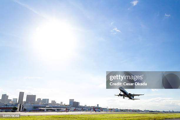 airplane takeoff at rio de janeiro - opstijgen activiteit stockfoto's en -beelden