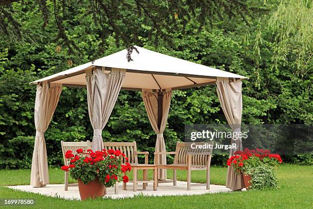 pergola in einem garten - pavillon stock-fotos und bilder