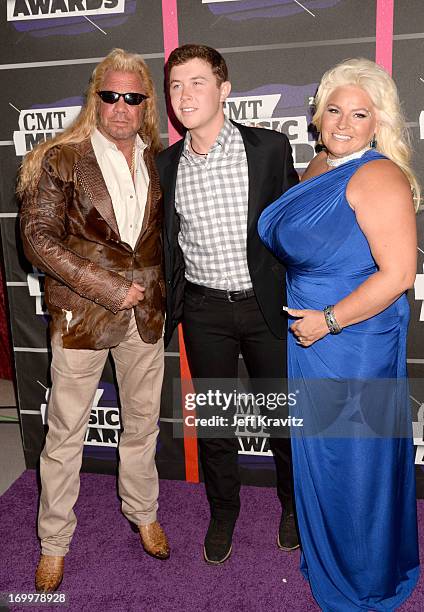 Singer Scotty McCreery joins TV personalities Duane Dog Lee Chapman and Beth Chapman at the 2013 CMT Music Awards at the Bridgestone Arena on June...