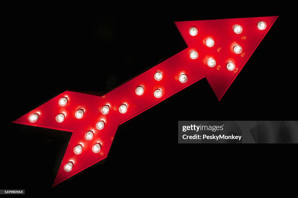 Flèche rouge vif avec lumières sur fond noir
