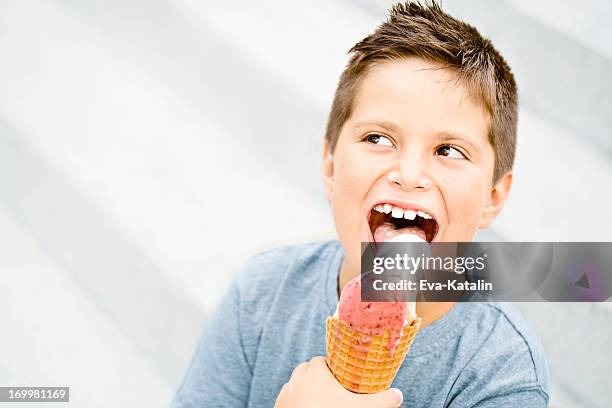 enjoying ice-cream - kid eating ice cream stockfoto's en -beelden