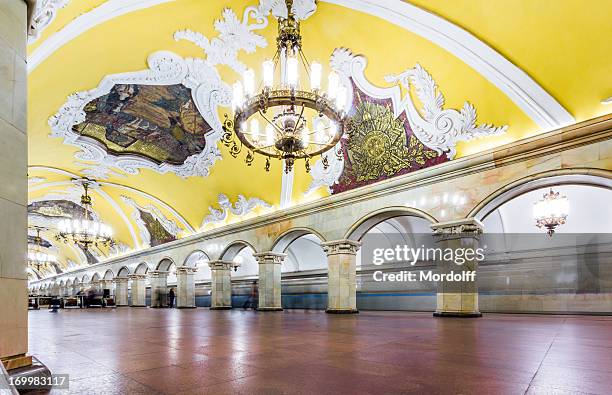 la station de métro de moscou - metro moscou photos et images de collection