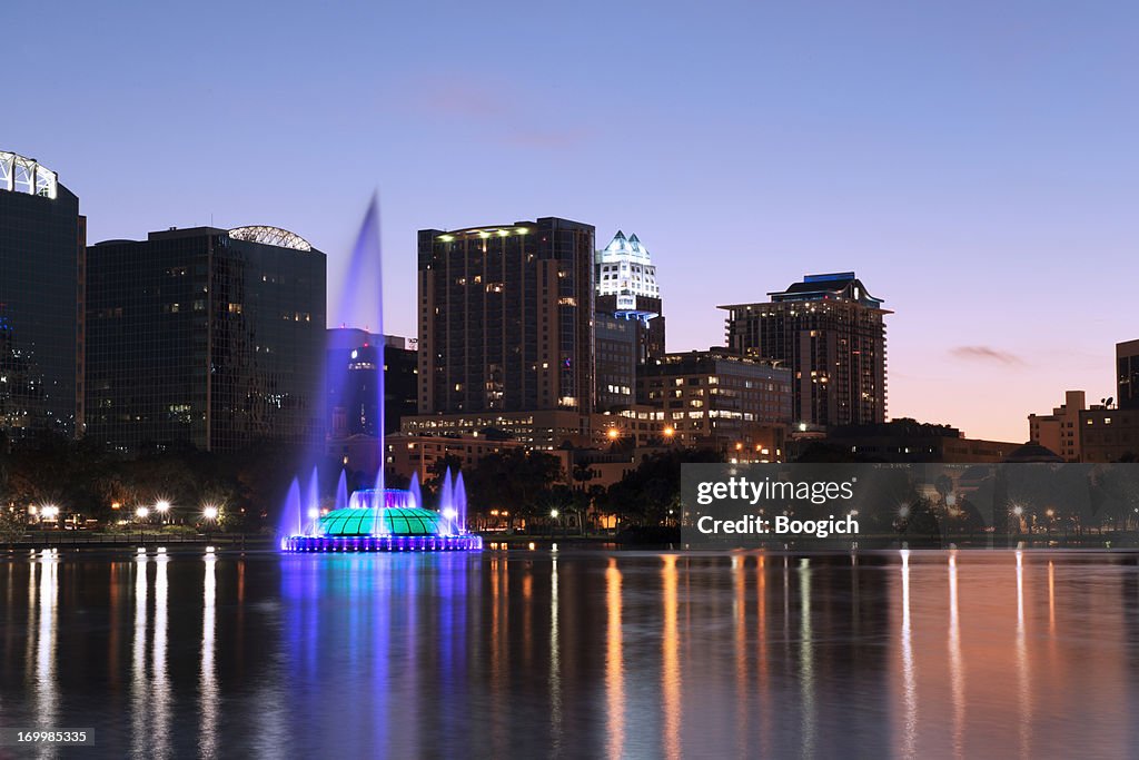 Centro di Orlando Lake Eola al crepuscolo