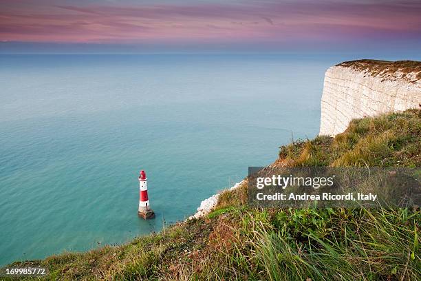 beachy head lighthouse - seven sisters acantilado fotografías e imágenes de stock