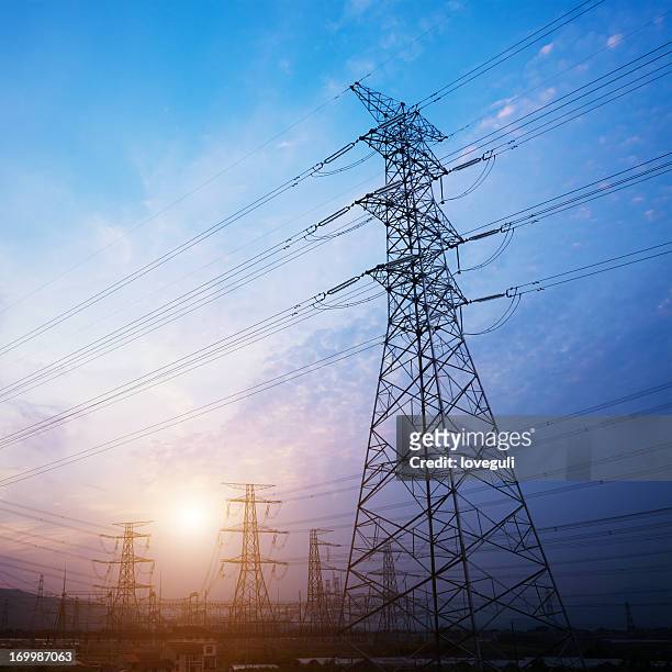 torre de alta tensión torre de conducción eléctrica - alto voltaje fotografías e imágenes de stock