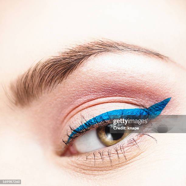 schönheit auge nahaufnahme kajalschminke - eye liner stock-fotos und bilder