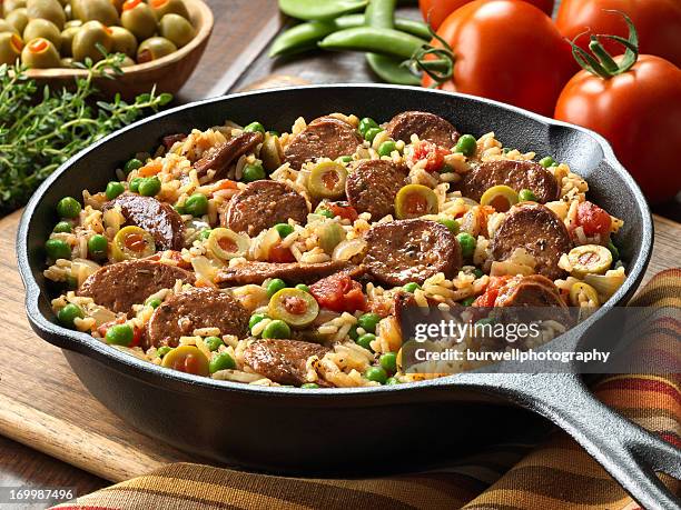 de chouriço e arroz espanhol skillet jantar - chorizo - fotografias e filmes do acervo