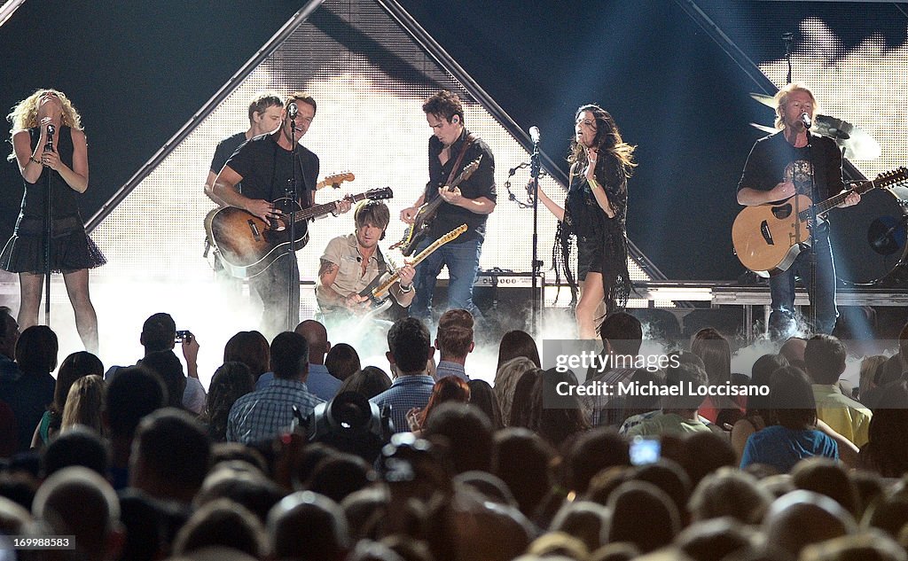 2013 CMT Music Awards - Show