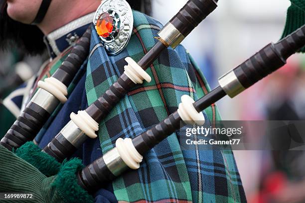 piper mit traditionellen schottischen kleid - bagpipes stock-fotos und bilder