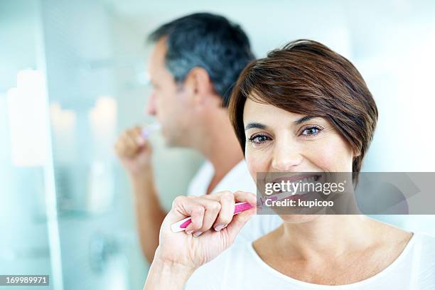 sto verso un sorriso - older woman happy smile foto e immagini stock