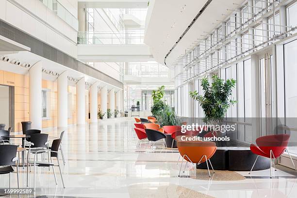 oficina moderna lobby - sala de espera edificio público fotografías e imágenes de stock