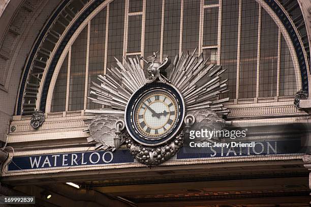 the clock over the entrance to waterloo station - estação de trem de waterloo - fotografias e filmes do acervo