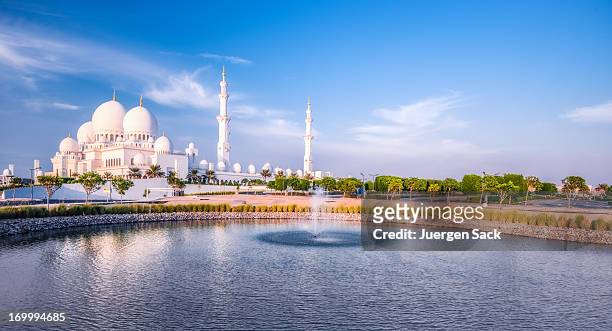 grand mosque in abu dhabi - abu dhabi stock pictures, royalty-free photos & images