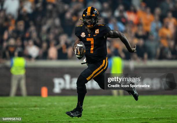 Tennessee Volunteers quarterback Joe Milton III scrambles during a college football game between the Tennessee Volunteers and the South Carolina...