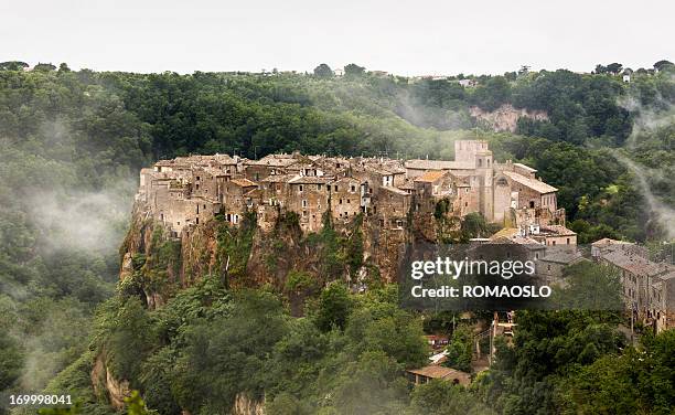 calcata stadt nach regen lazio, italien - calcata stock-fotos und bilder