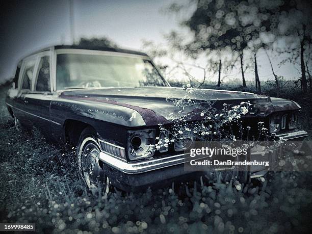 old abandoned hearse in cemetery - hearse stockfoto's en -beelden