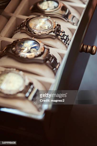 herren-armbanduhren - schmuckschatulle stock-fotos und bilder