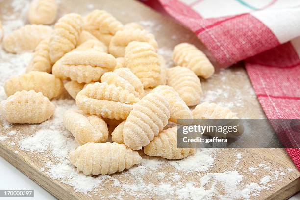 italienische gnocchi - gnocchi stock-fotos und bilder
