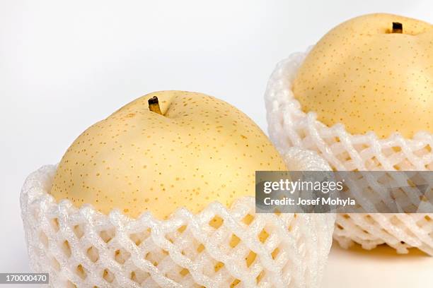 asian pears in shipping net - aziatische peer stockfoto's en -beelden