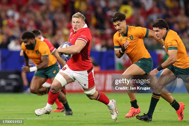 Jac Morgan of Wales cuts through the defence during the Rugby World Cup France 2023 match between Wales and Australia at Parc Olympique on September...