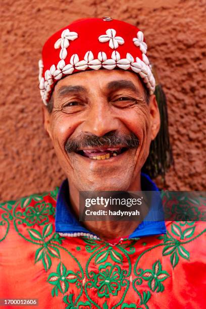 portrait de musicien des rues de marrakech, maroc - musique marocaine photos et images de collection