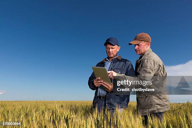 los agricultores y tecnología - farm field combine fotografías e imágenes de stock