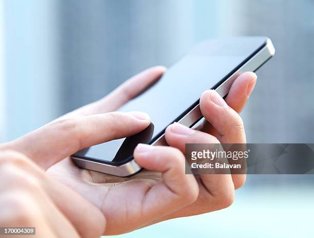 スマートフォンを持つ手 - smartphone hand ストックフォトと画像