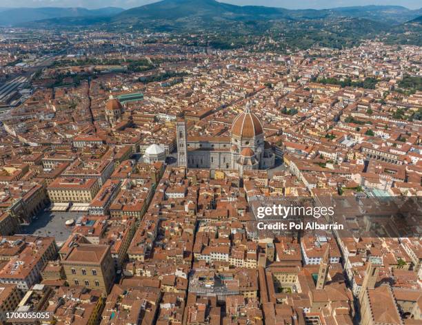 aerial view of florence with prominent cattedrale di santa maria del fiore, tuscany, italy - fiore di campo fotografías e imágenes de stock