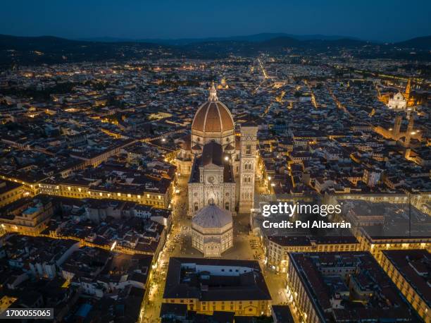 florence cityscape and cattedrale di santa maria del fiore, night evening, tuscany, italy - fiore di campo fotografías e imágenes de stock