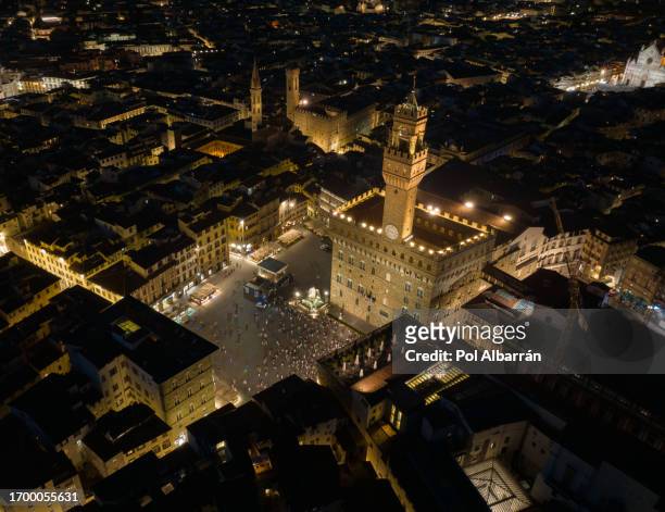 florence city skyline, aerial view at night evening, palazzo vecchio and piazza della signoria, tuscany, italy - praça della signoria - fotografias e filmes do acervo