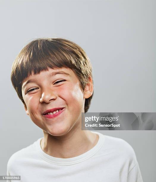 happy little boy - haciendo burla fotografías e imágenes de stock