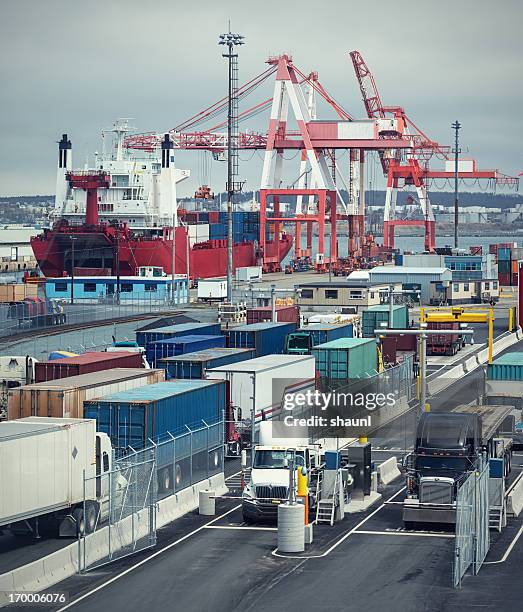 container port - trucks on queue stock pictures, royalty-free photos & images