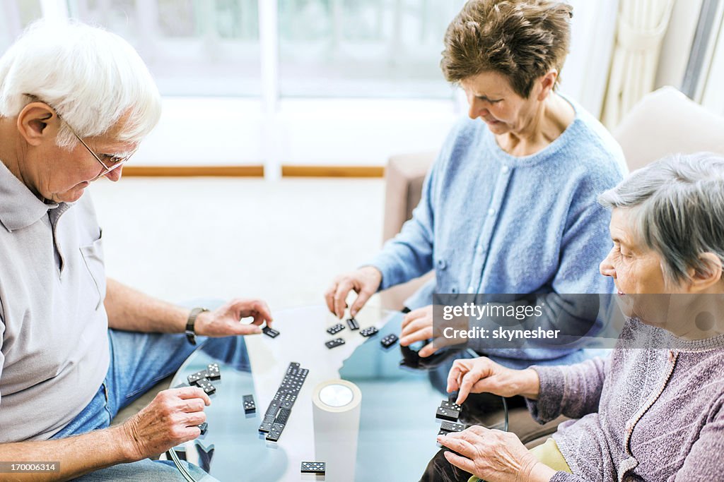 Senior personnes jeu de dominos.