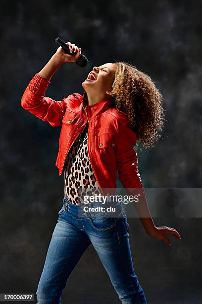 young woman singing - alleen tienermeisjes stockfoto's en -beelden