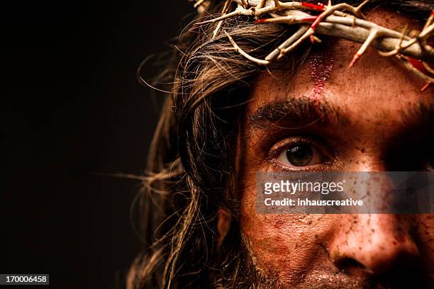 jesus christ looking at camera - thorn stockfoto's en -beelden