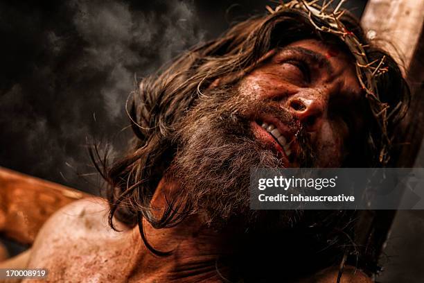 jesus christus am kreuz in schmerzen - kreuz religiöses symbol stock-fotos und bilder