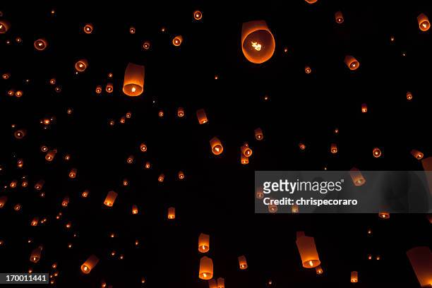 loi krathong - floating lanterns stock-fotos und bilder