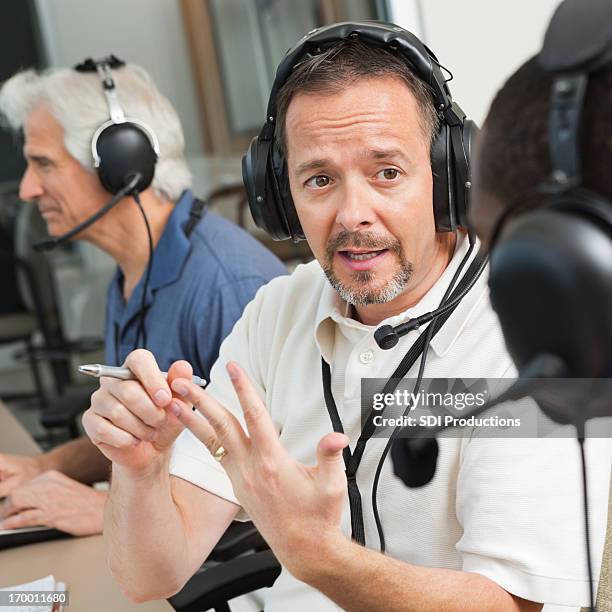 ernst sport-kommentator über spiel in der presse box - sportreporter stock-fotos und bilder