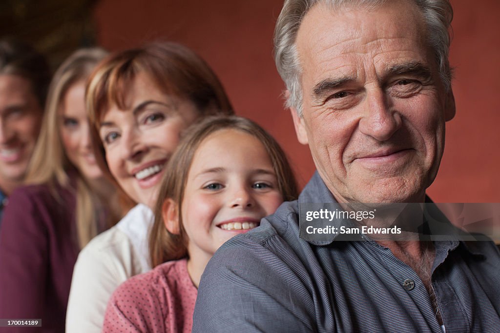 Portrait de souriant et petite-fille de grand-parents