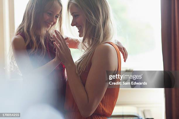irmãs tocar com as mãos na frente da janela - focagem difusa imagens e fotografias de stock