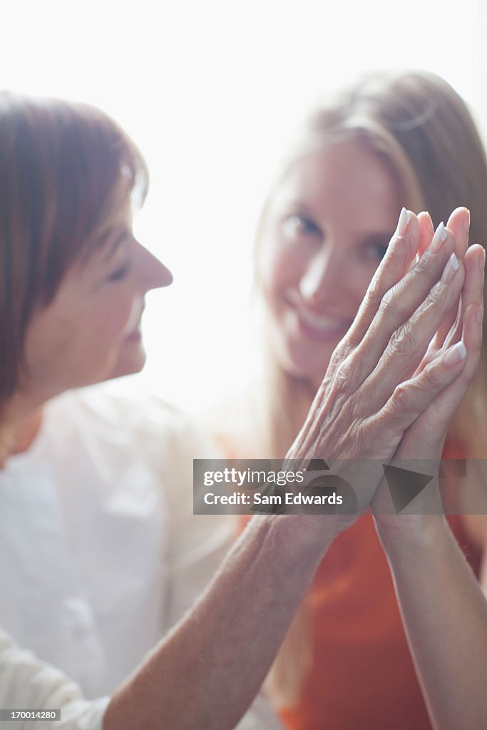 Foto de madre e hija touching manos