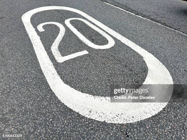 20 mph new road speed limit sign - road marking stock pictures, royalty-free photos & images