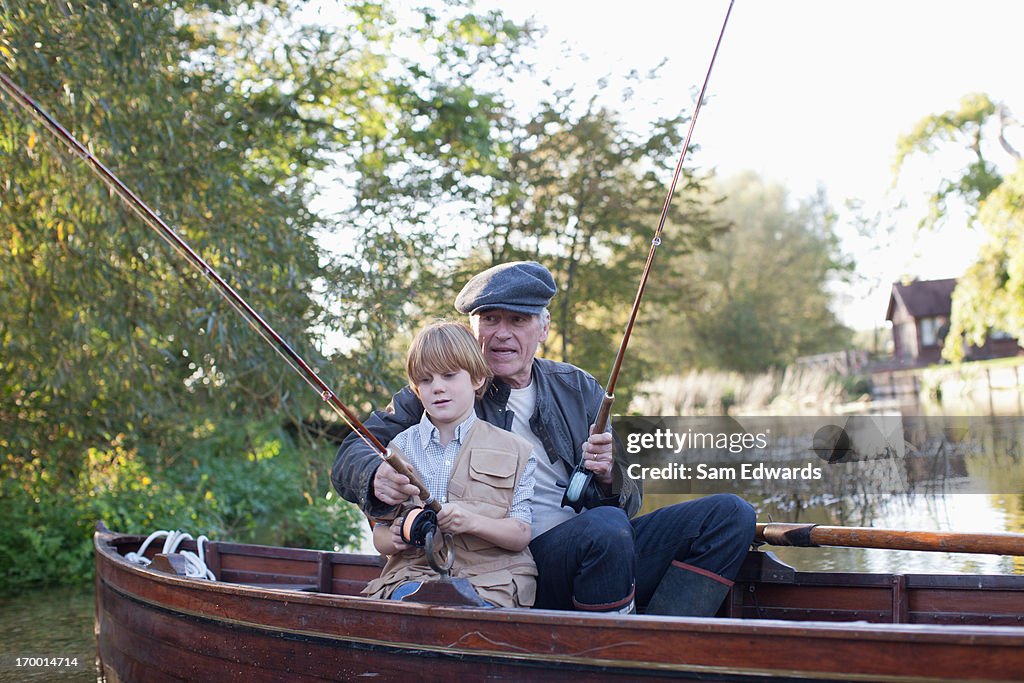 Nonno e nipote di pesca in barca