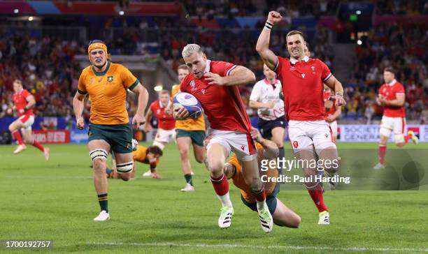 Gareth Davies of Wales scores the team's first try during the Rugby World Cup France 2023 match between Wales and Australia at Parc Olympique on...