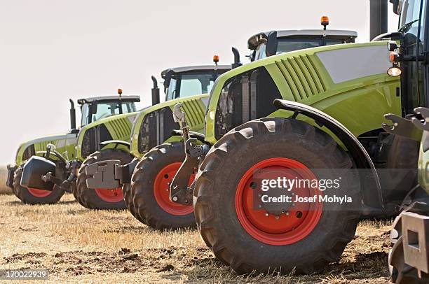 neue traktoren auf feld - autoreifen natur stock-fotos und bilder