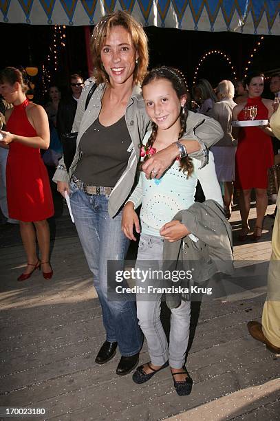 Carin C. Tietze and daughter Lilly at the gala premiere of "30 years of Roncalli" In Munich.