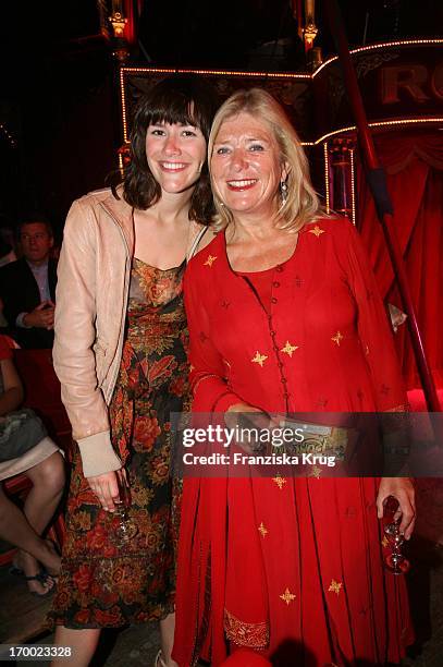 Jutta Speidel and daughter Antonia at the gala premiere of "30 years of Roncalli" In Munich.