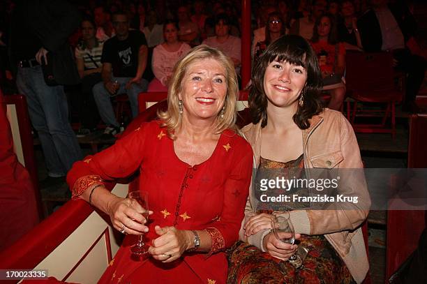 Jutta Speidel and daughter Antonia at the gala premiere of "30 years of Roncalli" In Munich.