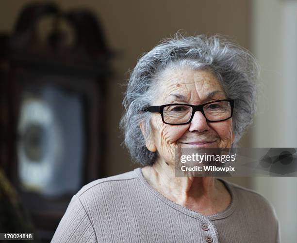 triste femme âgée sourire - mamie photos et images de collection