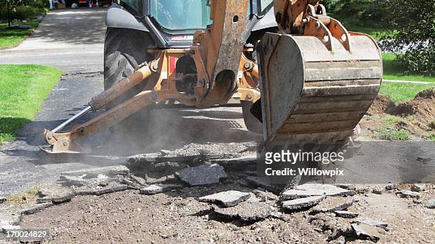 backhoe excavator demoler zona residencial de entrada - demolishing fotografías e imágenes de stock